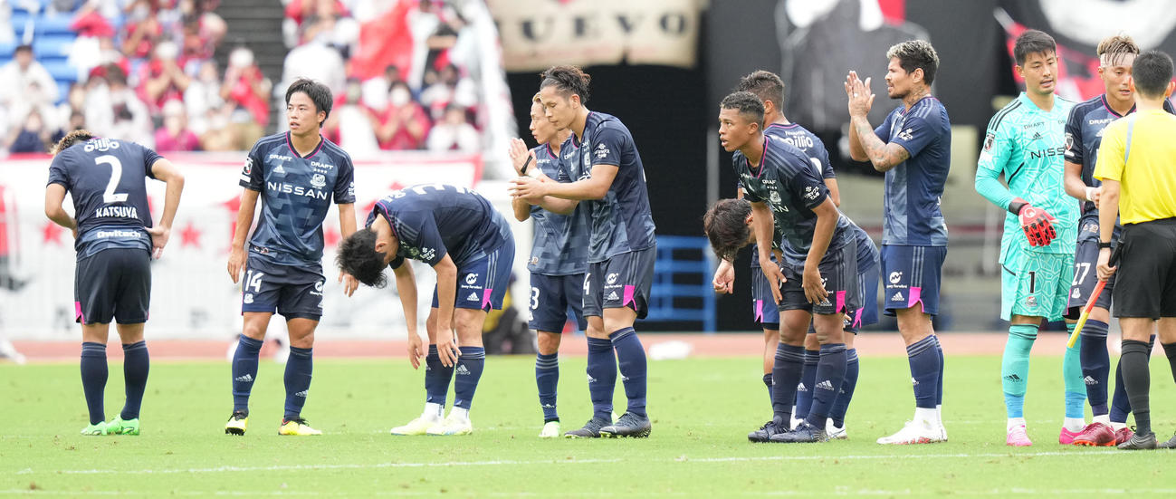 横浜対札幌　スコアレスドローに終わり、肩を落とす横浜イレブン（撮影・鈴木みどり）