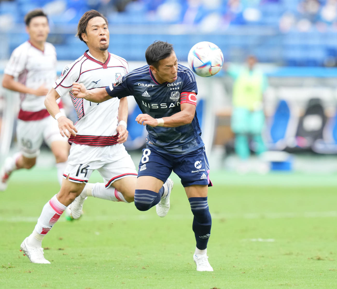 横浜対札幌　後半、ヘディングでシュートを放つ横浜喜田（右）（撮影・鈴木みどり）