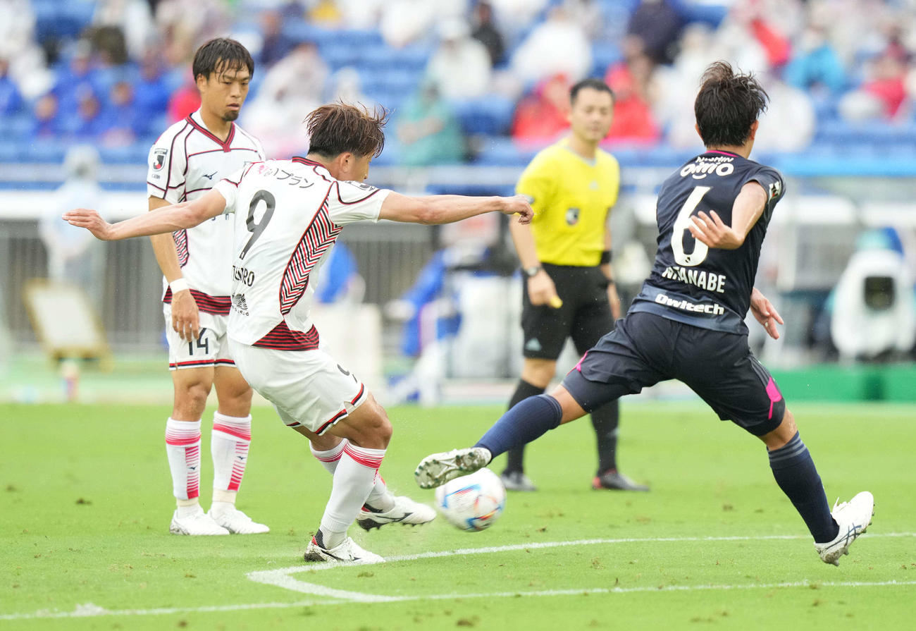 横浜対札幌　前半、シュートを放つ札幌金子（左手前）（撮影・鈴木みどり）