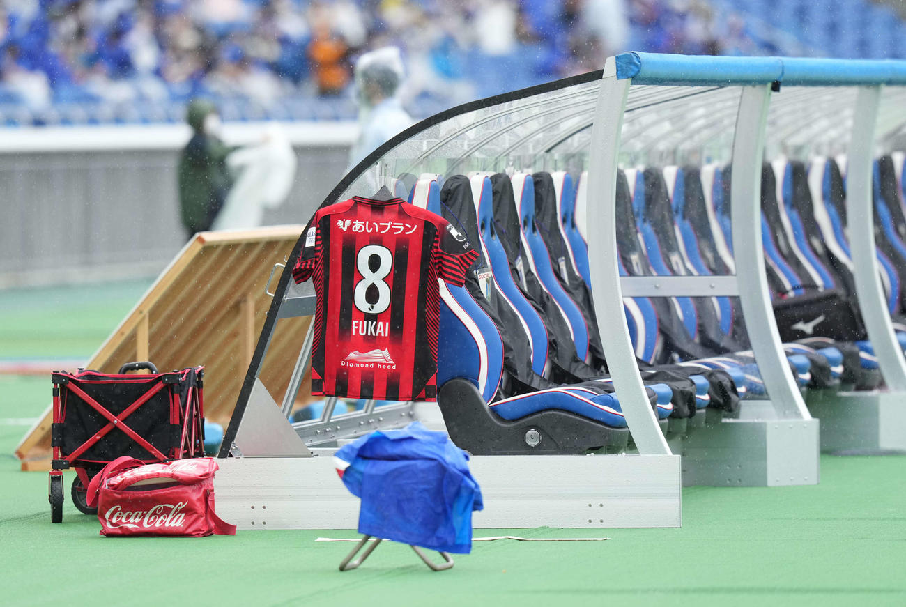横浜対札幌　ベンチ横にかけられた札幌深井のユニホーム（撮影・鈴木みどり）