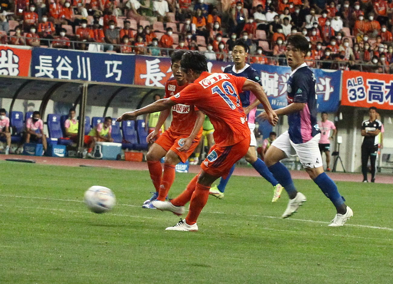 前半37分に先制点を決める星