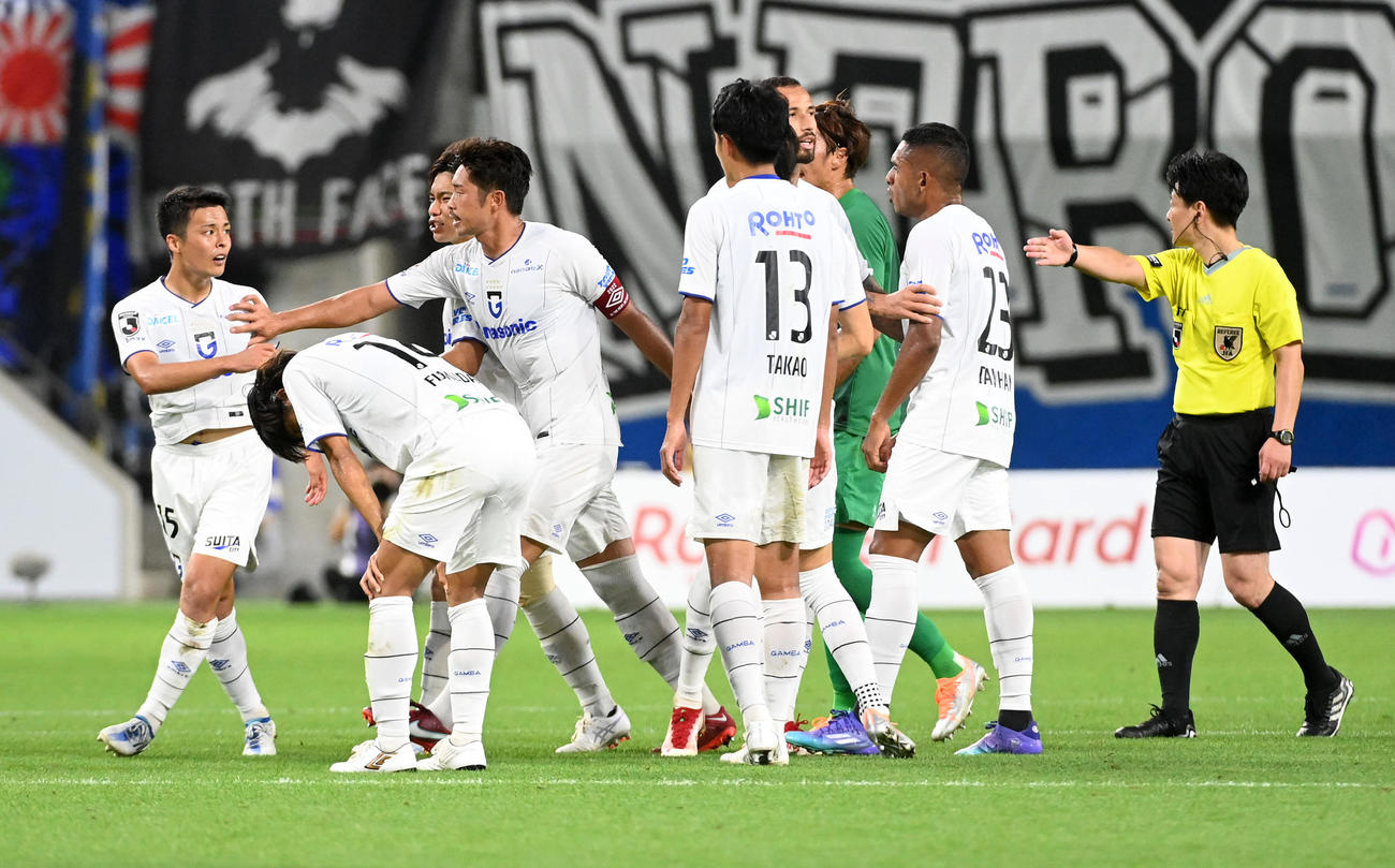 神戸対G大阪　試合後、言い争う様子を見せるG大阪の選手たち（撮影・前岡正明）