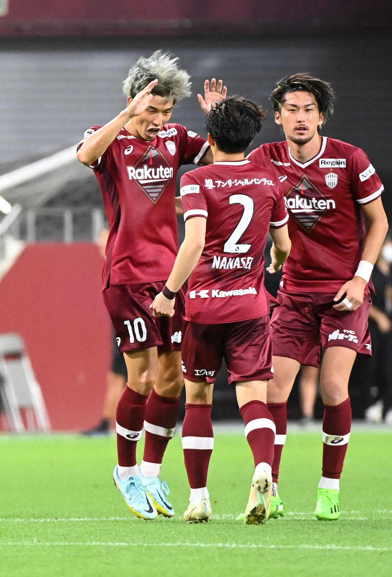 神戸対G大阪　後半、PKを決めた神戸大迫（左）は飯野（中央）とタッチする（撮影・前岡正明）