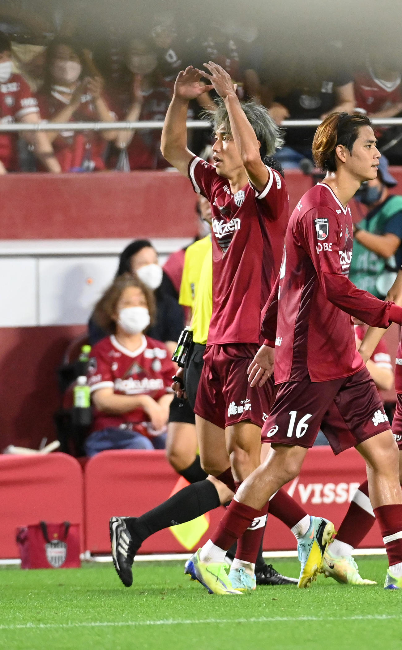 神戸対G大阪　後半、決勝ゴールを決めサポーターに丸印を出す神戸大迫（撮影・前岡正明）