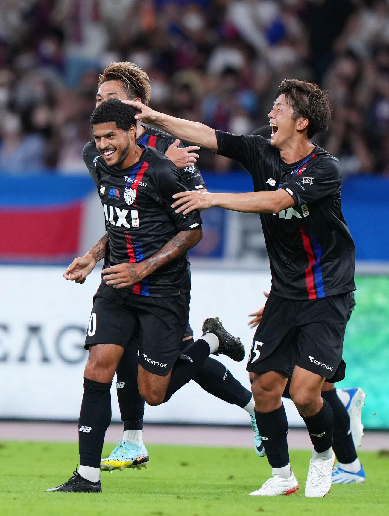 東京対京都　前半、ゴールを決め笑顔を見せる東京レアンドロ（左）（撮影・横山健太）