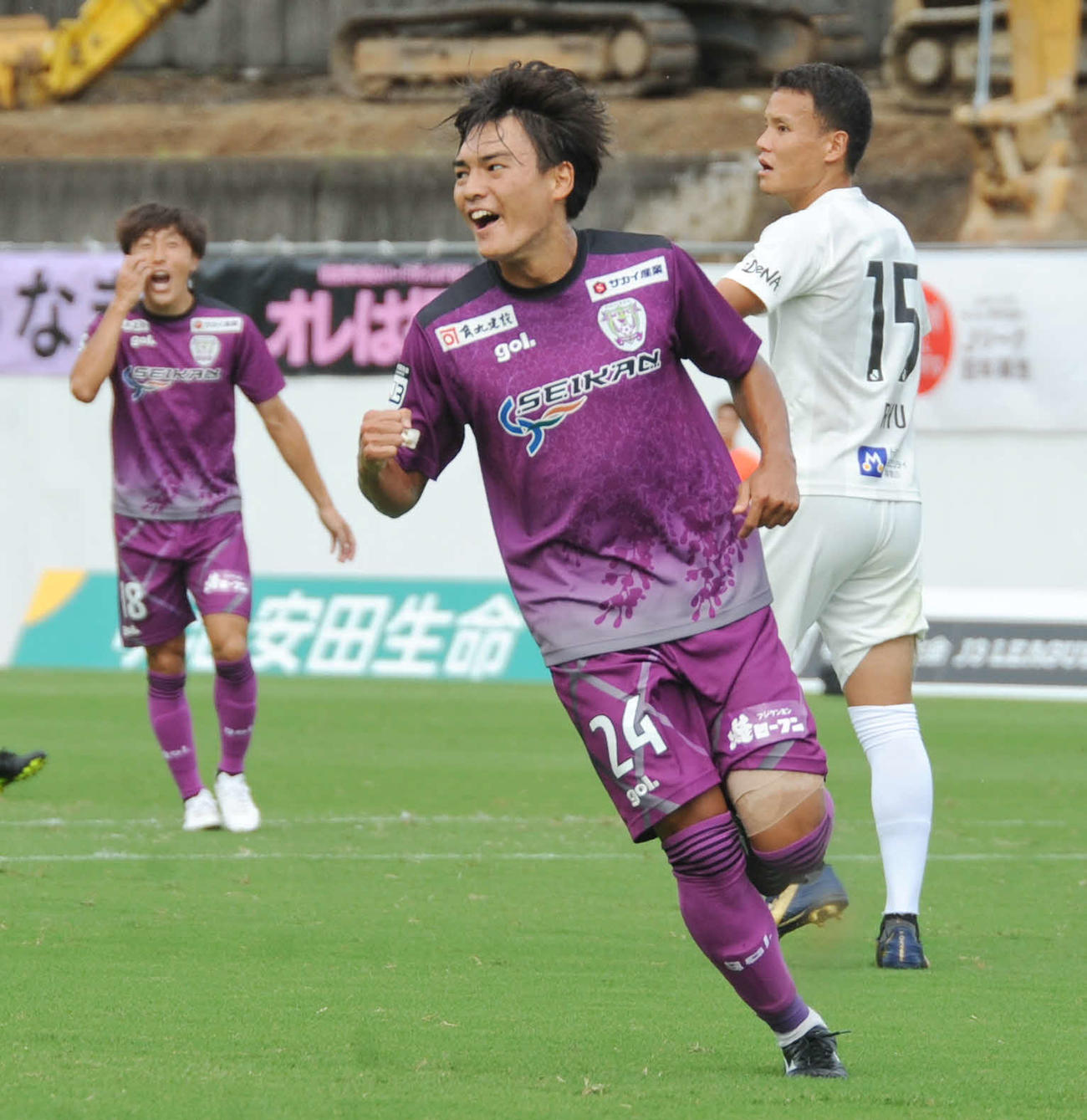 ゴールを決めて喜ぶ藤枝久保