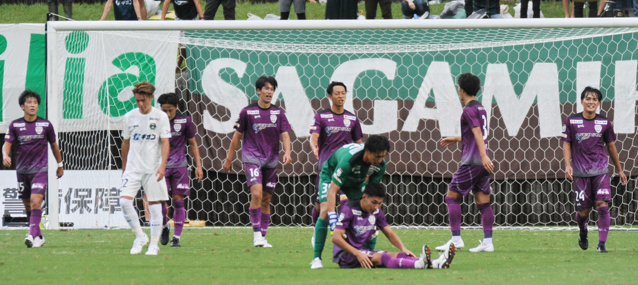 無失点で勝った藤枝イレブン。GK内山（手前）は、座り込んだ渡辺を抱き上げる