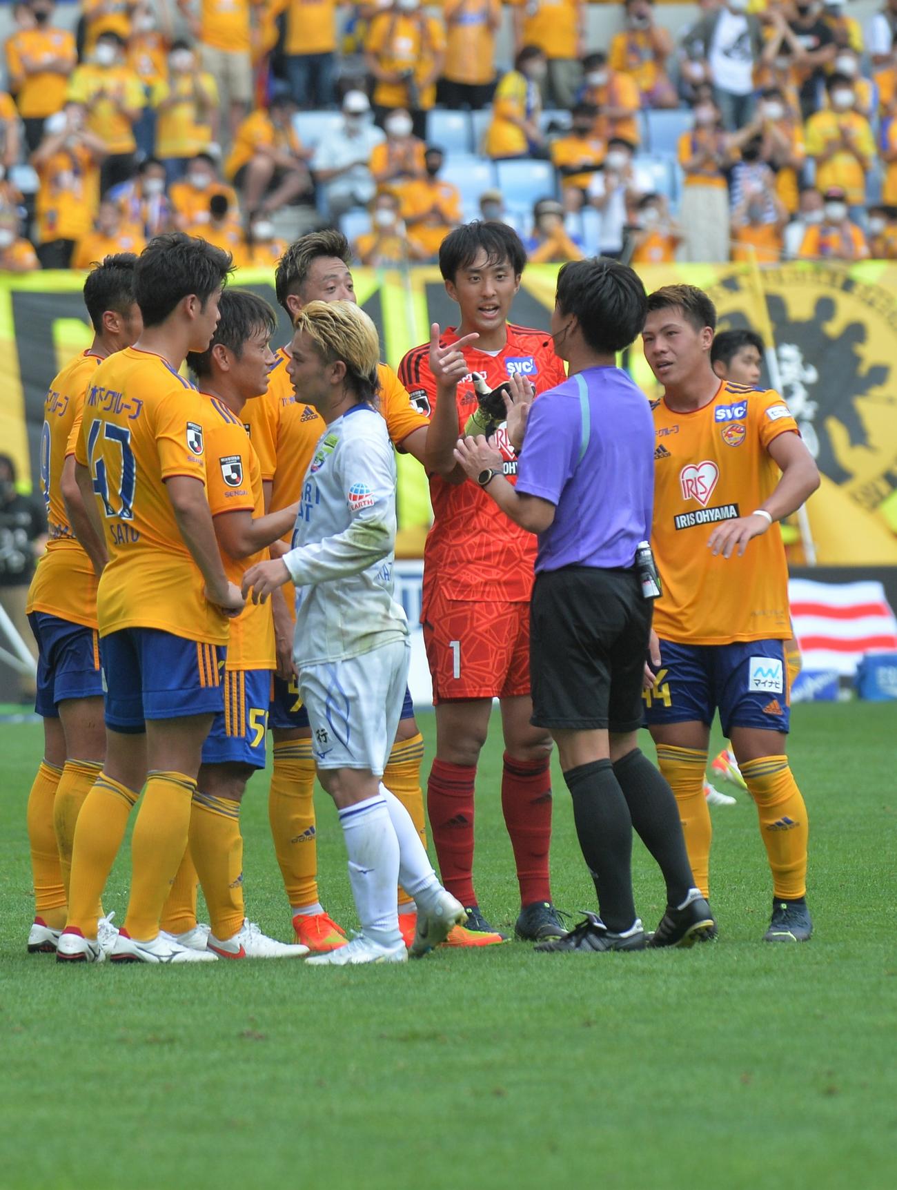 前半41分、仙台MF遠藤（中央）が退場となり、審判と話をする仙台の選手たち（撮影・佐藤究）