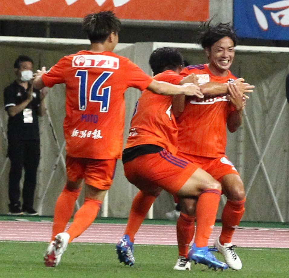 先制点を決めた星（右）をチームメートが祝福