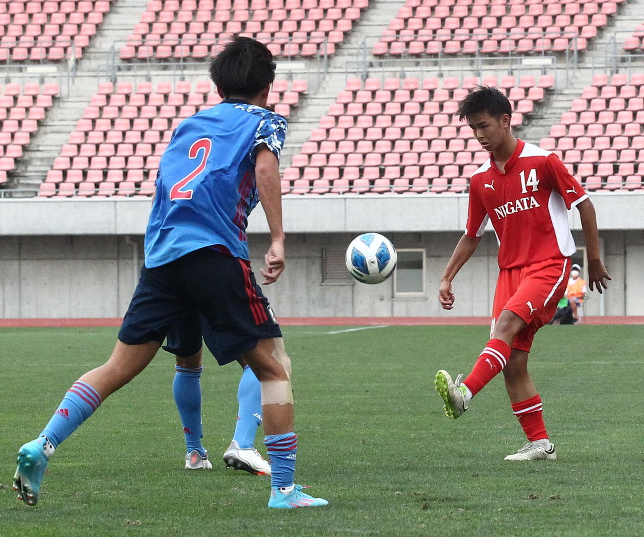 ループパスを出すU－17新潟選抜の広井（右）