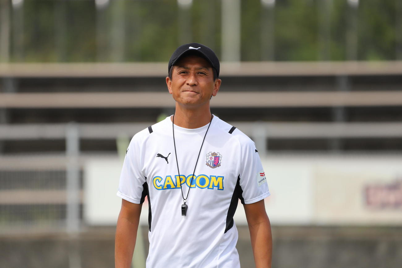 浦和戦に向けた練習を見守るC大阪小菊監督（C）CEREZO OSAKA