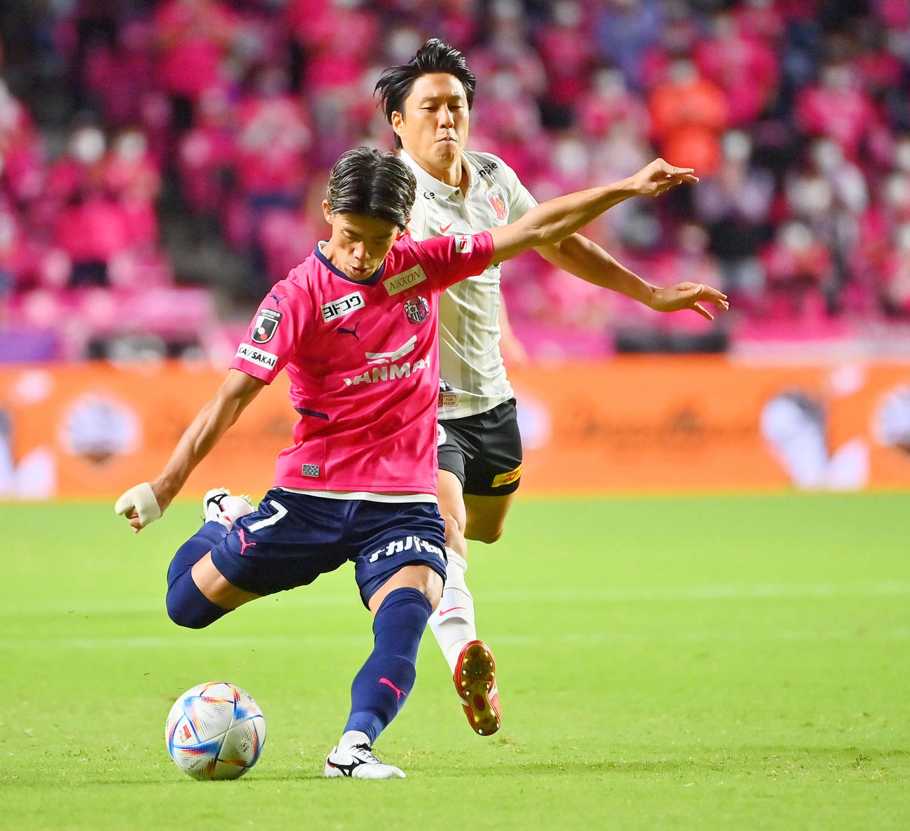 C大阪対浦和　前半、ミドルシュート決め先制点を奪うC大阪上門（撮影・和賀正仁）
