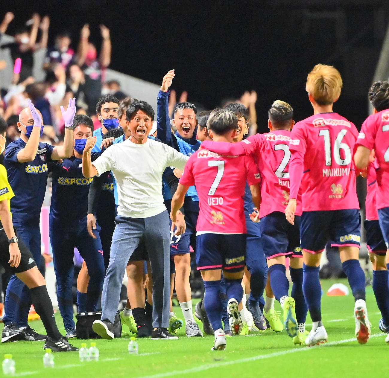 C大阪対浦和　前半、ミドルシュート決め先制点を奪ったC大阪上門は小菊監督のもとに駆け寄る（撮影・和賀正仁）