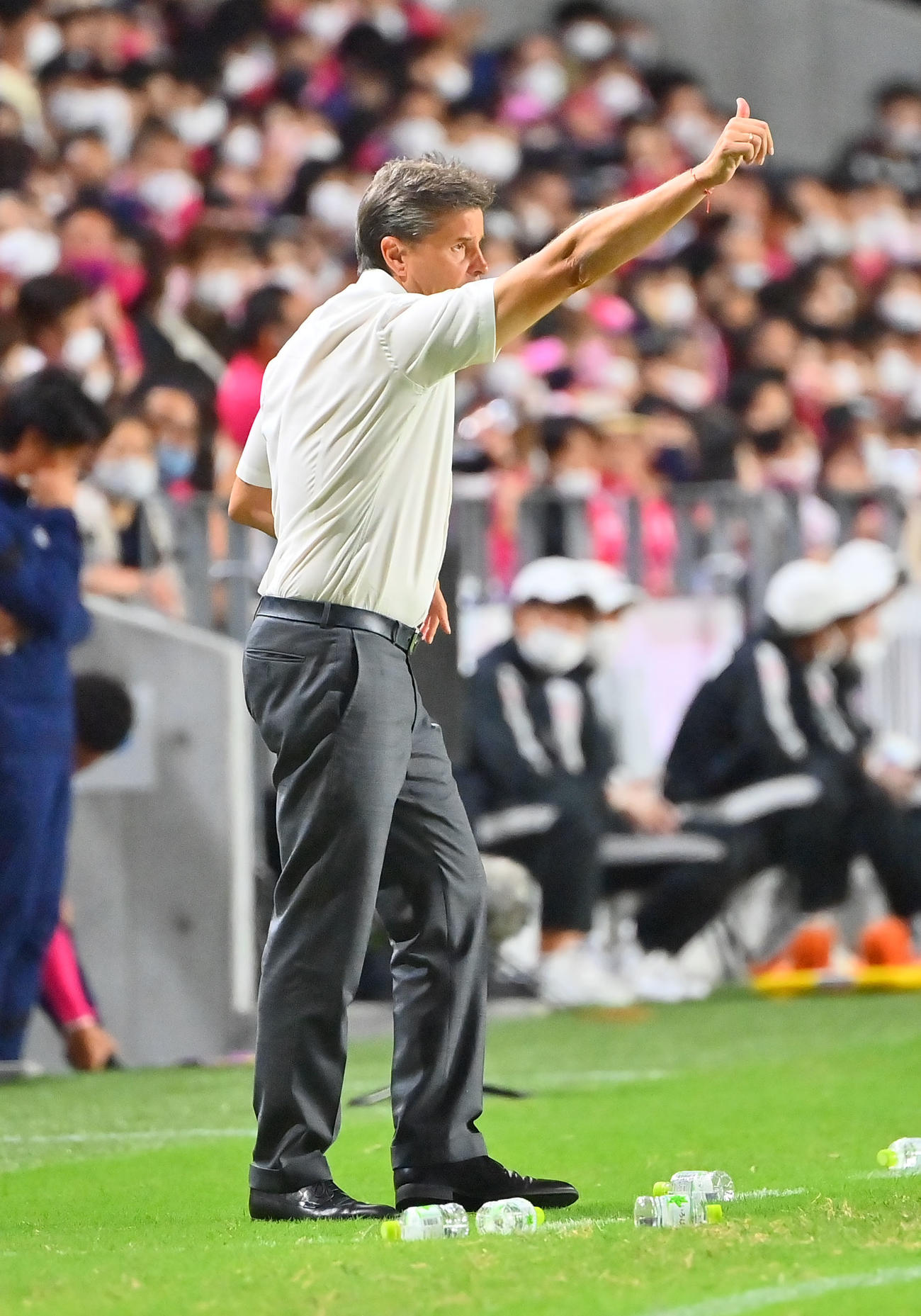 C大阪対浦和　後半、選手に指示を出す浦和リカルドロドリゲス監督（撮影・和賀正仁）