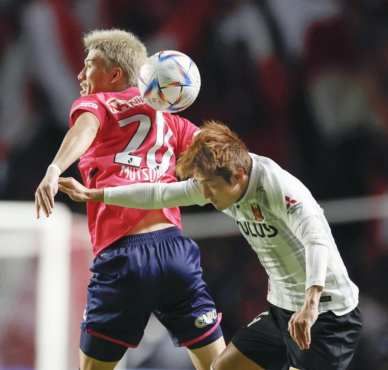 後半、競り合うC大阪加藤（左）と浦和関根（共同）