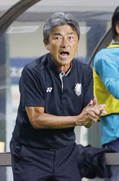 前半、指示を出す福岡長谷部監督（共同）