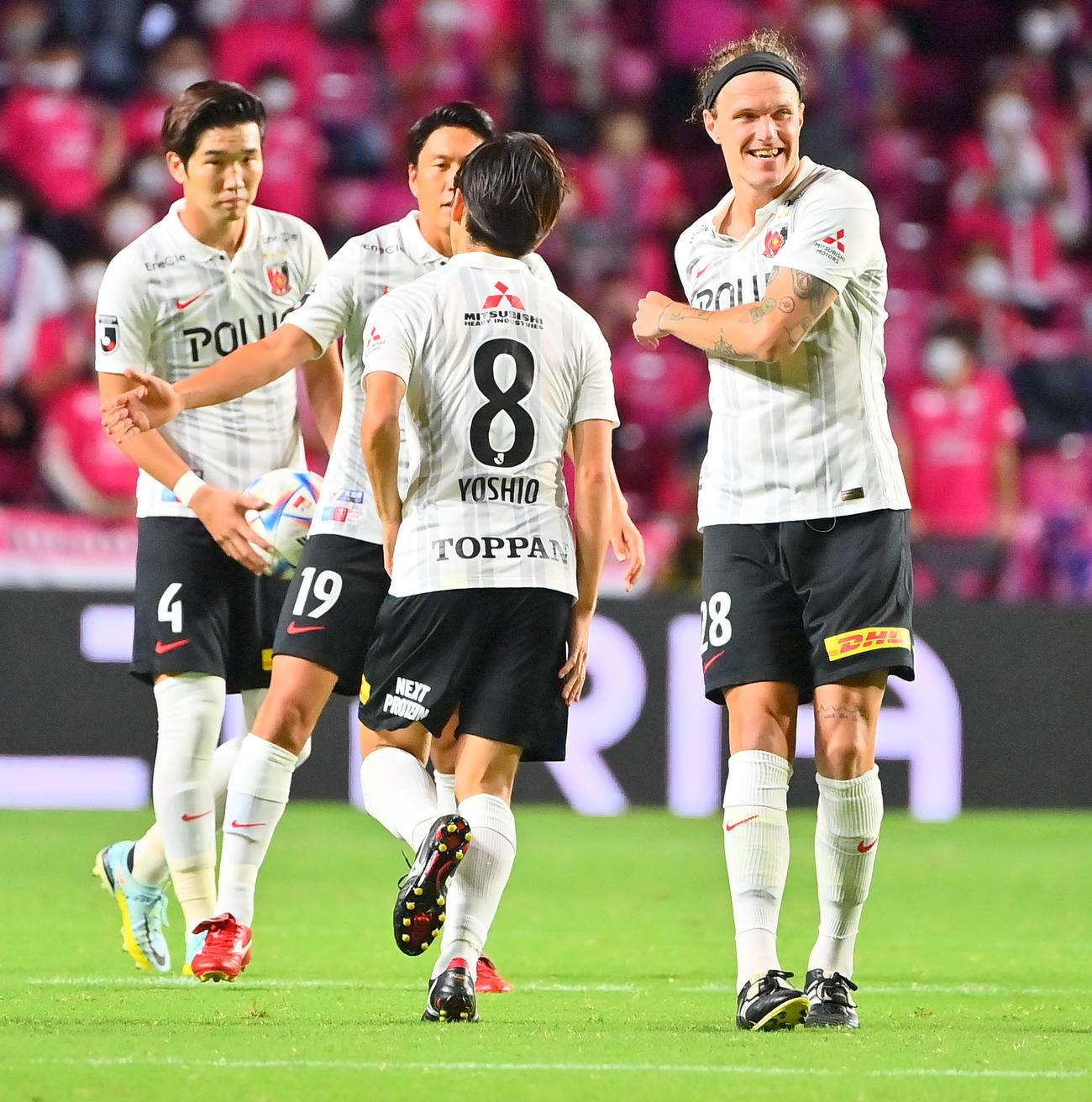 後半、浦和小泉（中央）が同点ゴールを決め喜ぶ浦和の選手たち（撮影・和賀正仁）