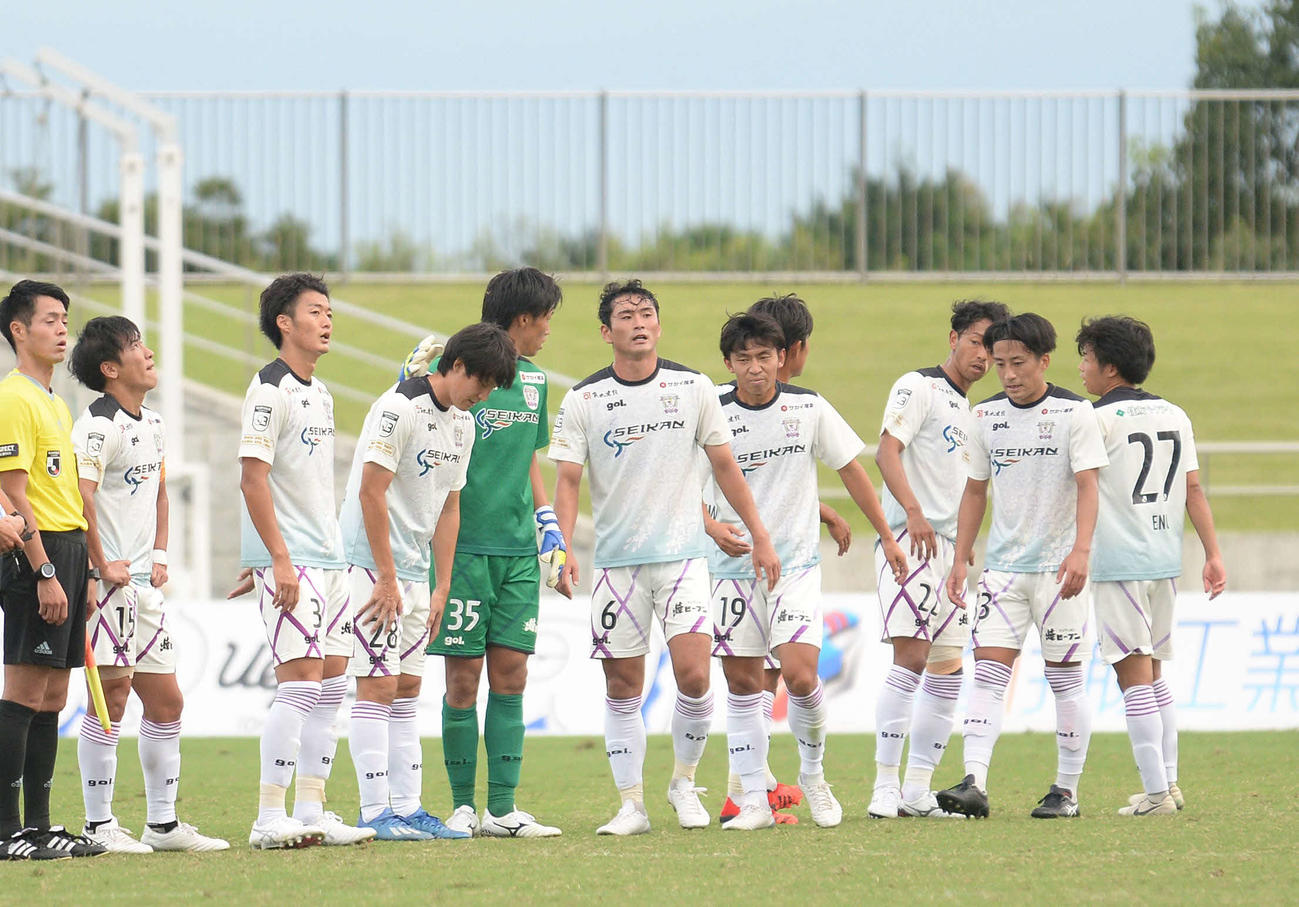 10人で戦い抜き、勝ち点1を積み上げた藤枝の選手たち