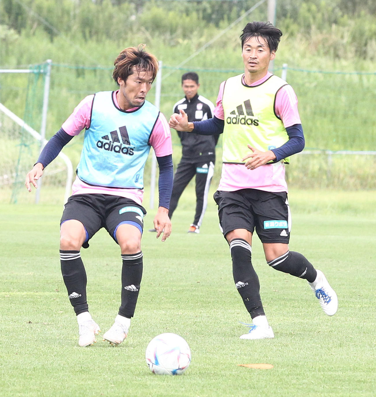 松橋監督が視線を送る中、軽快な動きを見せる鈴木（左）