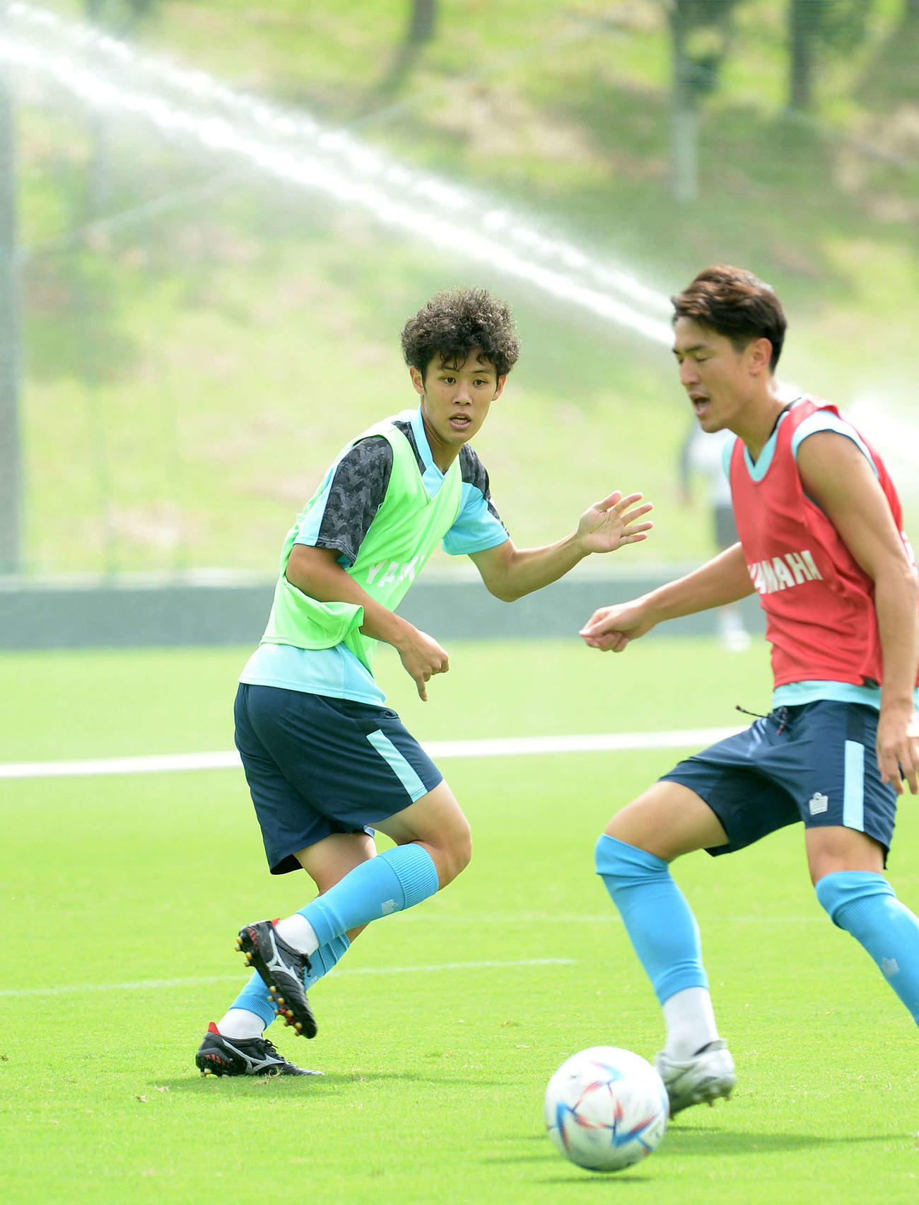 次戦での先発出場を目指して調整に励む磐田森岡（左）