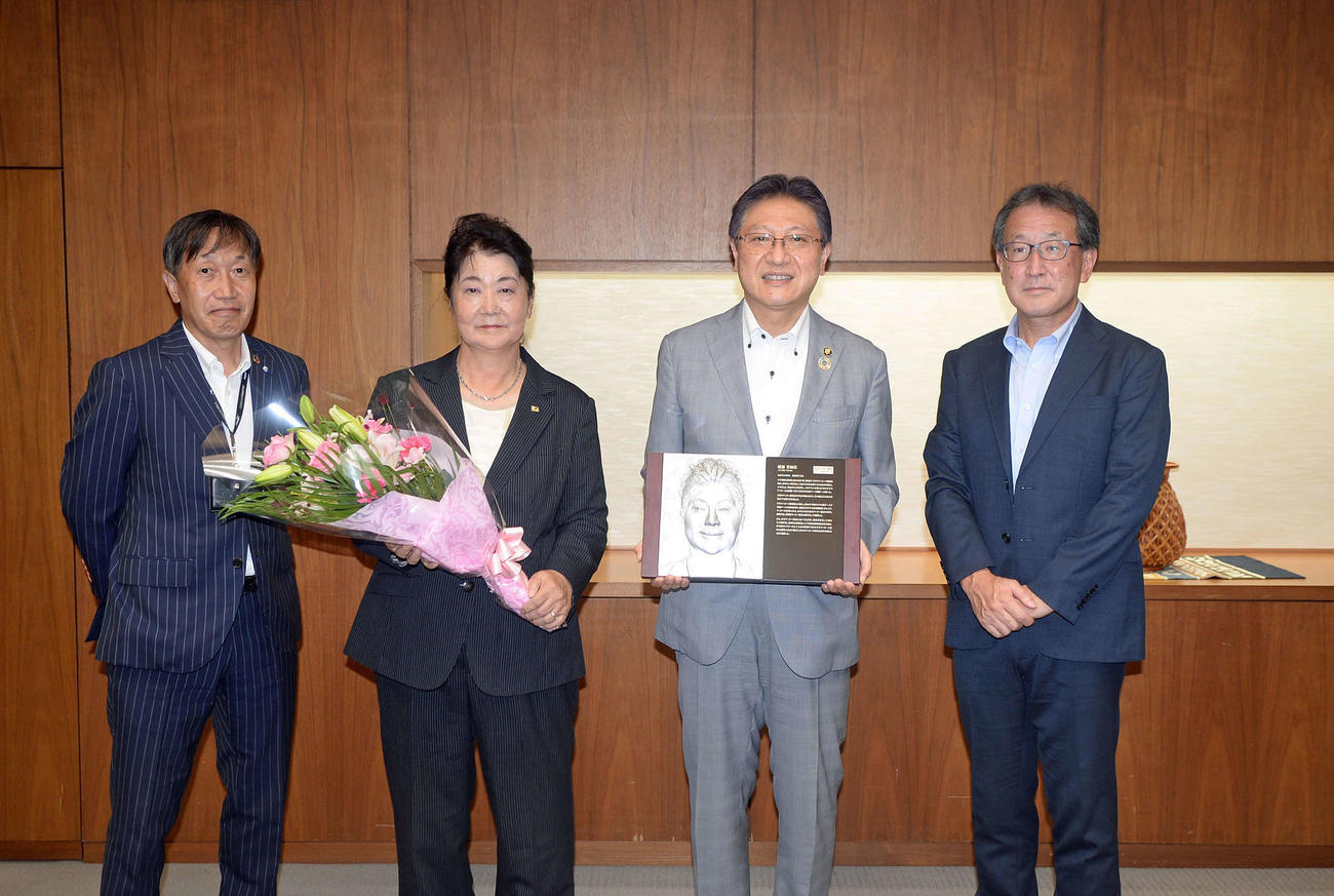 表敬訪問後に記念撮影する、左から静岡市観光文化局の望月局長、殿堂入りした綾部さん、静岡市の田辺市長、県サッカー協会の遠藤専務理事