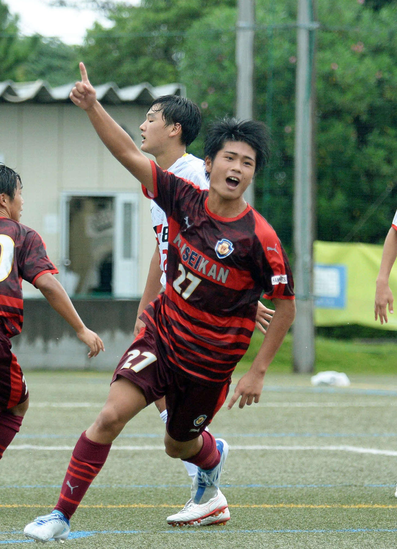 追加点を決めて歓喜する浜松開誠館MF菅原