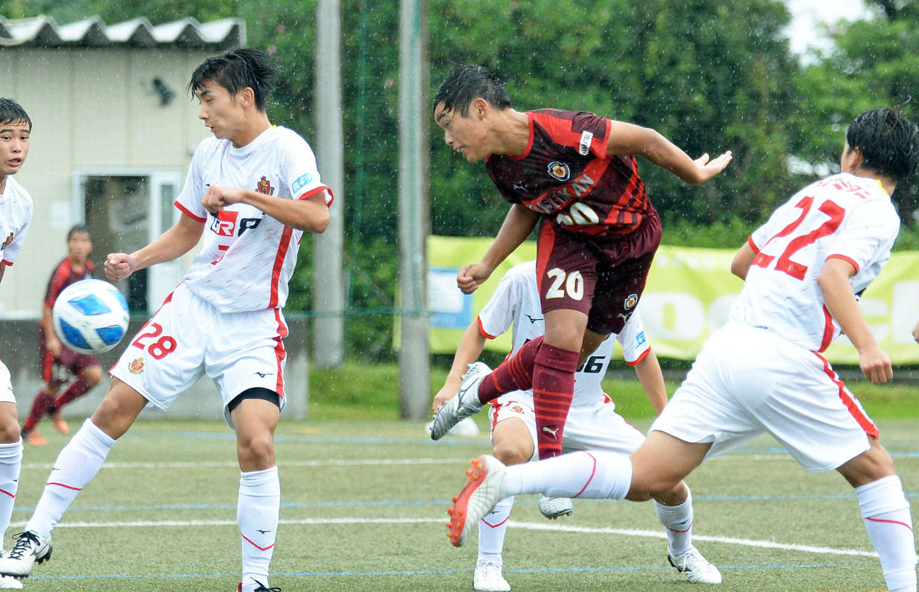 前半、ヘディングで先制点を決める浜松開誠館DF荒明（右から2人目）