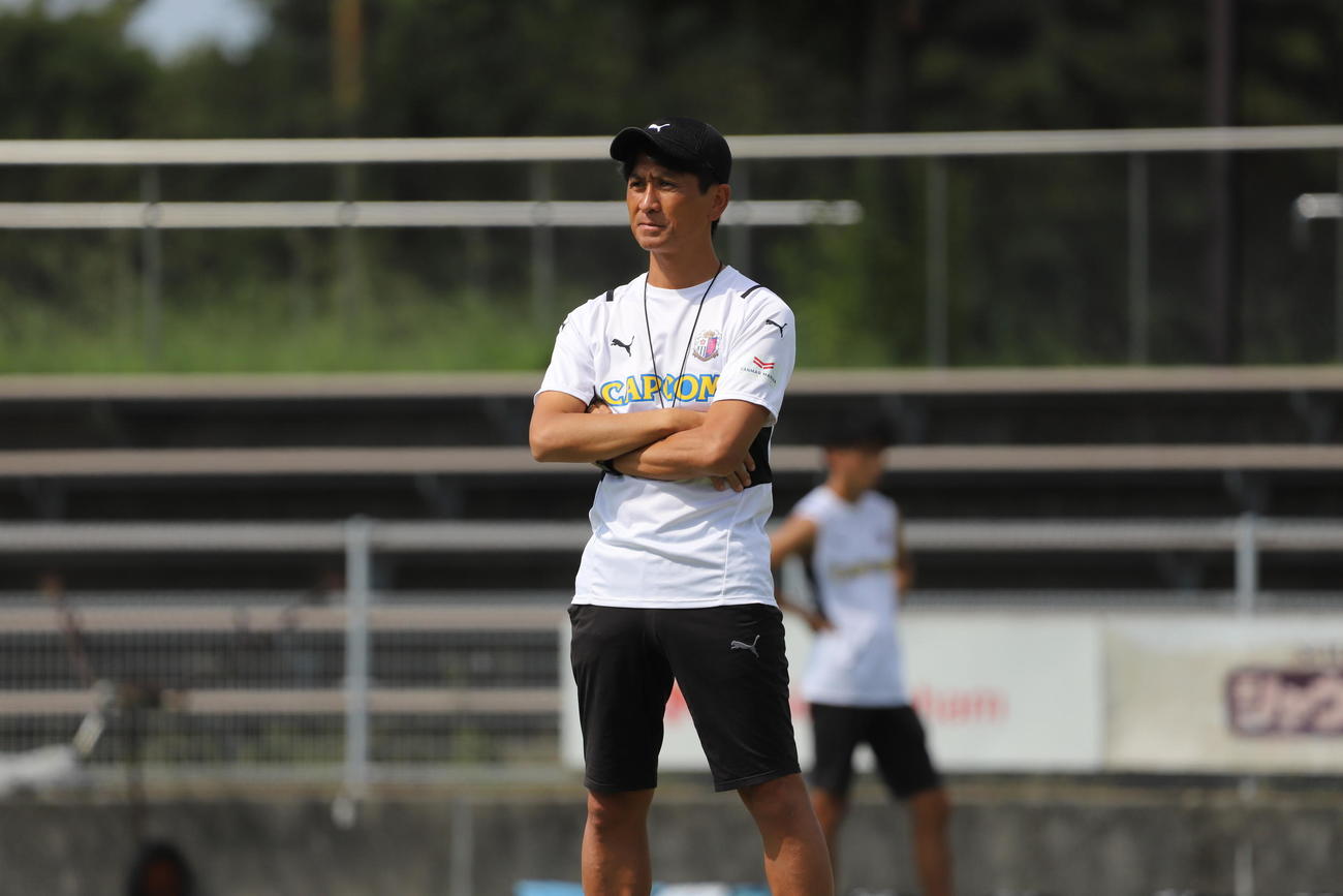 浦和戦に向けた練習を見守るC大阪小菊監督（C）CEREZO OSAKA