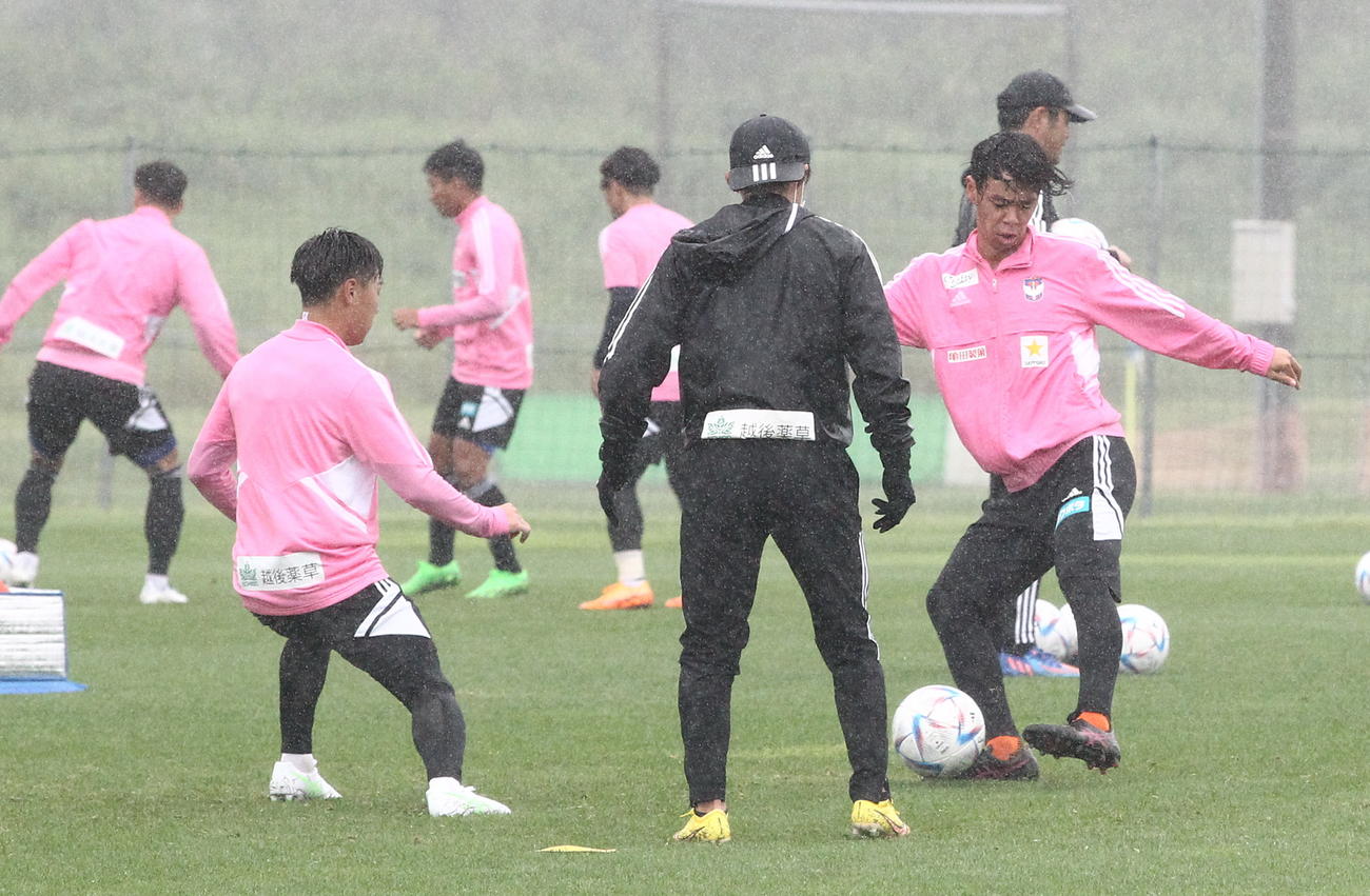 大宮戦の前日練習でパスを出す伊藤（右）