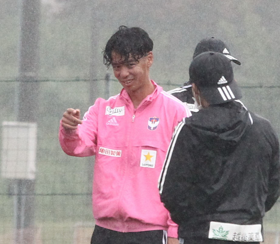 大宮戦前日練習の合間に笑顔を見せる伊藤
