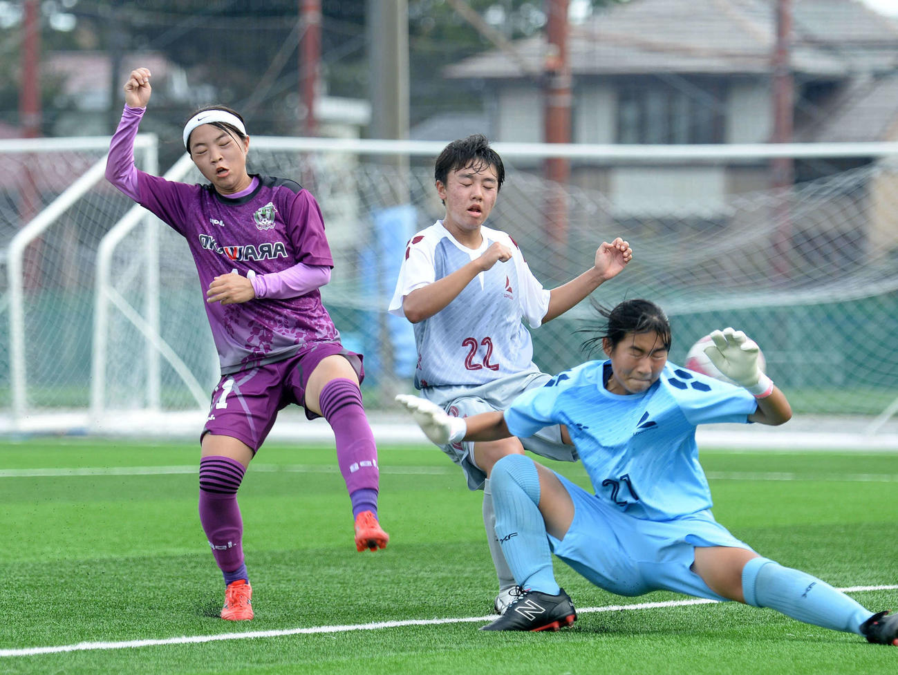前半、ゴールを決めるルクレMYFC・MF甲斐（左）