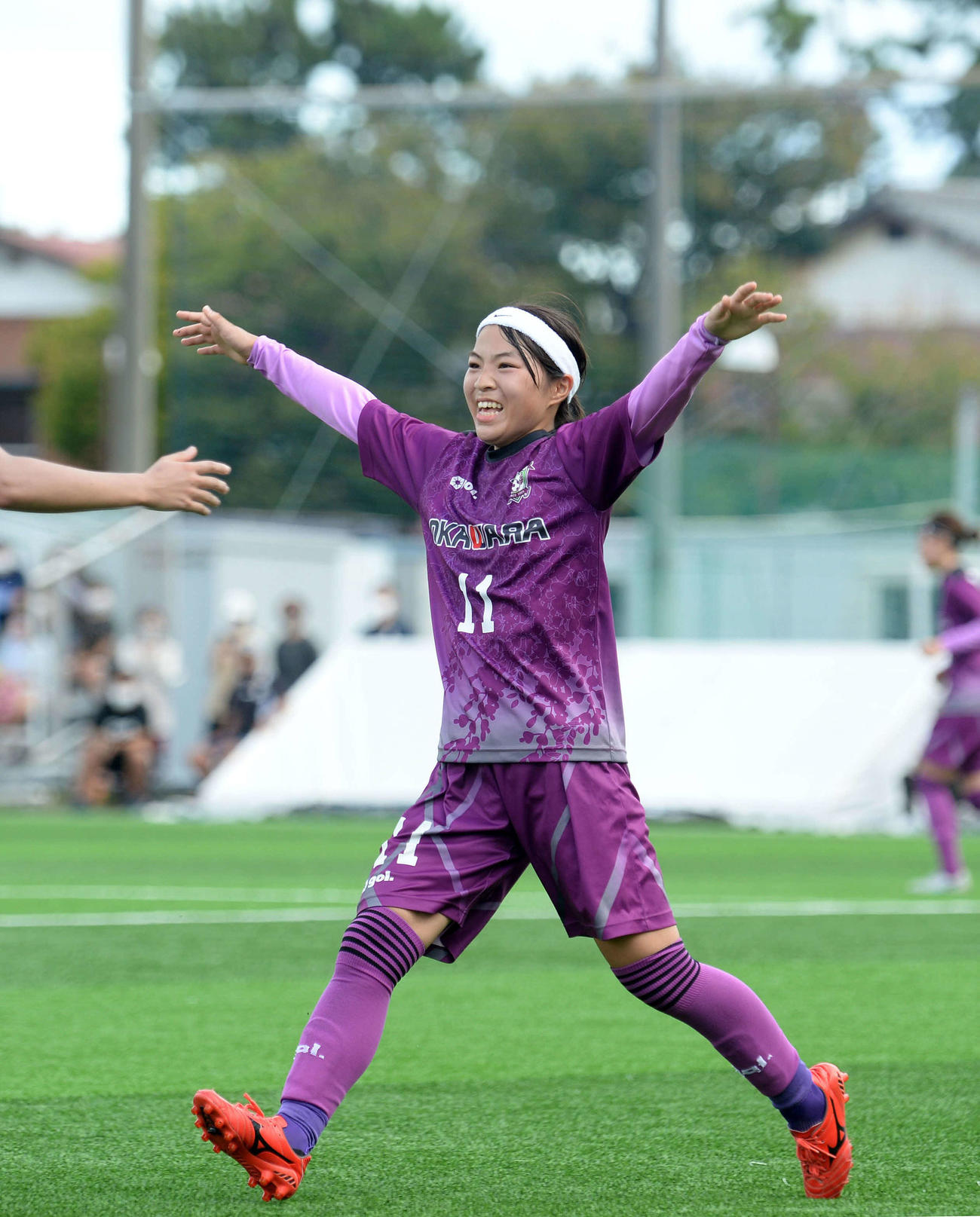 ゴールを決めて両手を広げて喜ぶルクレMYFC・MF甲斐