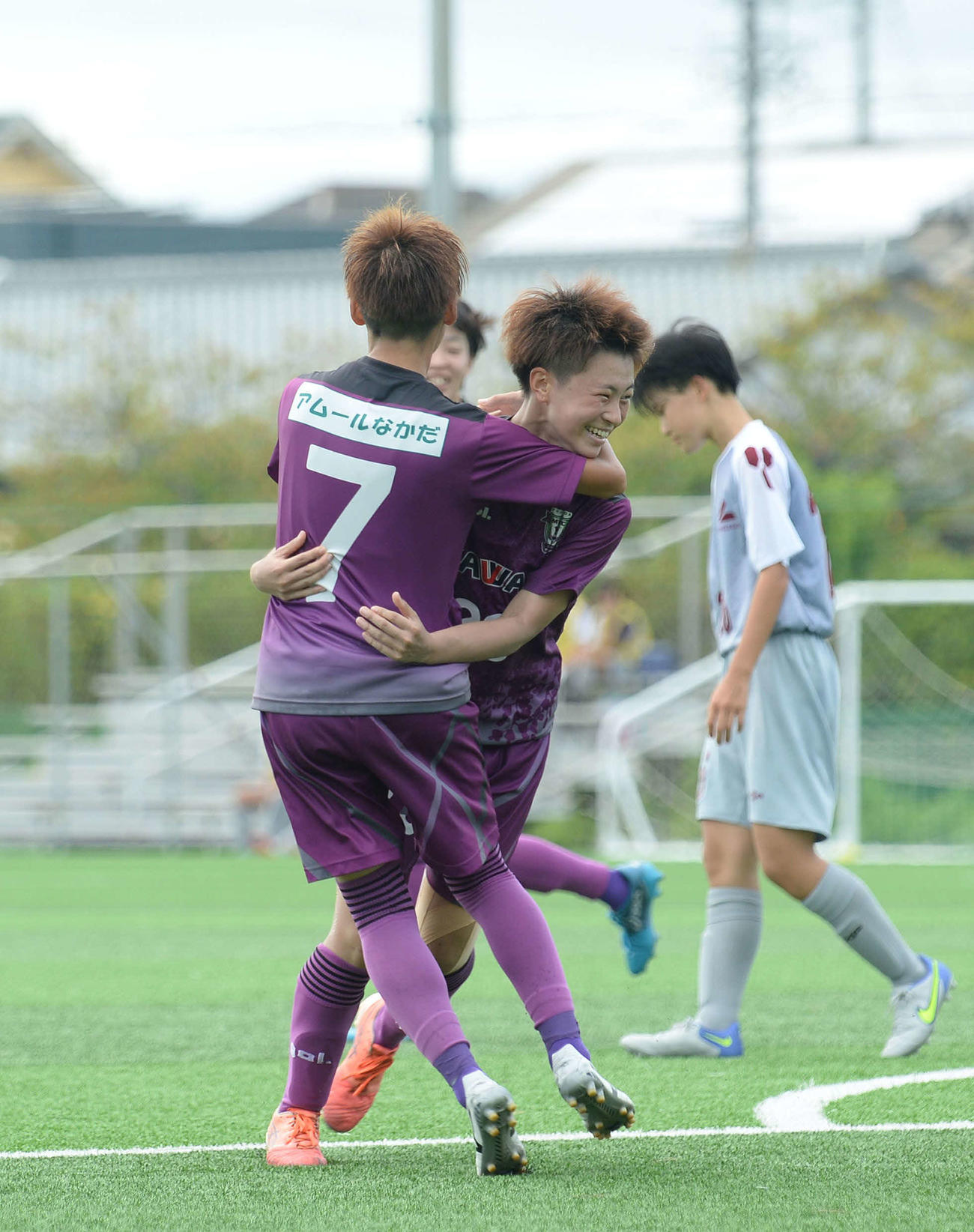 チーム2点目を決めて、笑顔を見せるルクレMYFC・FW金子（奥）