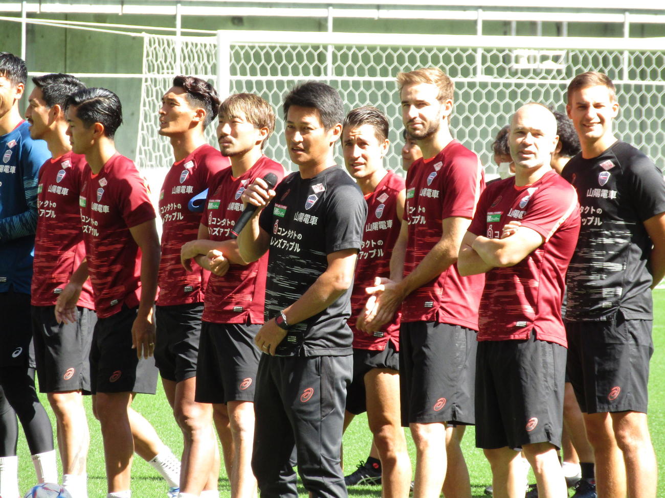 一般公開された練習の冒頭でファンにあいさつする神戸吉田孝行監督（中央手前）。右から2人目はイニエスタ