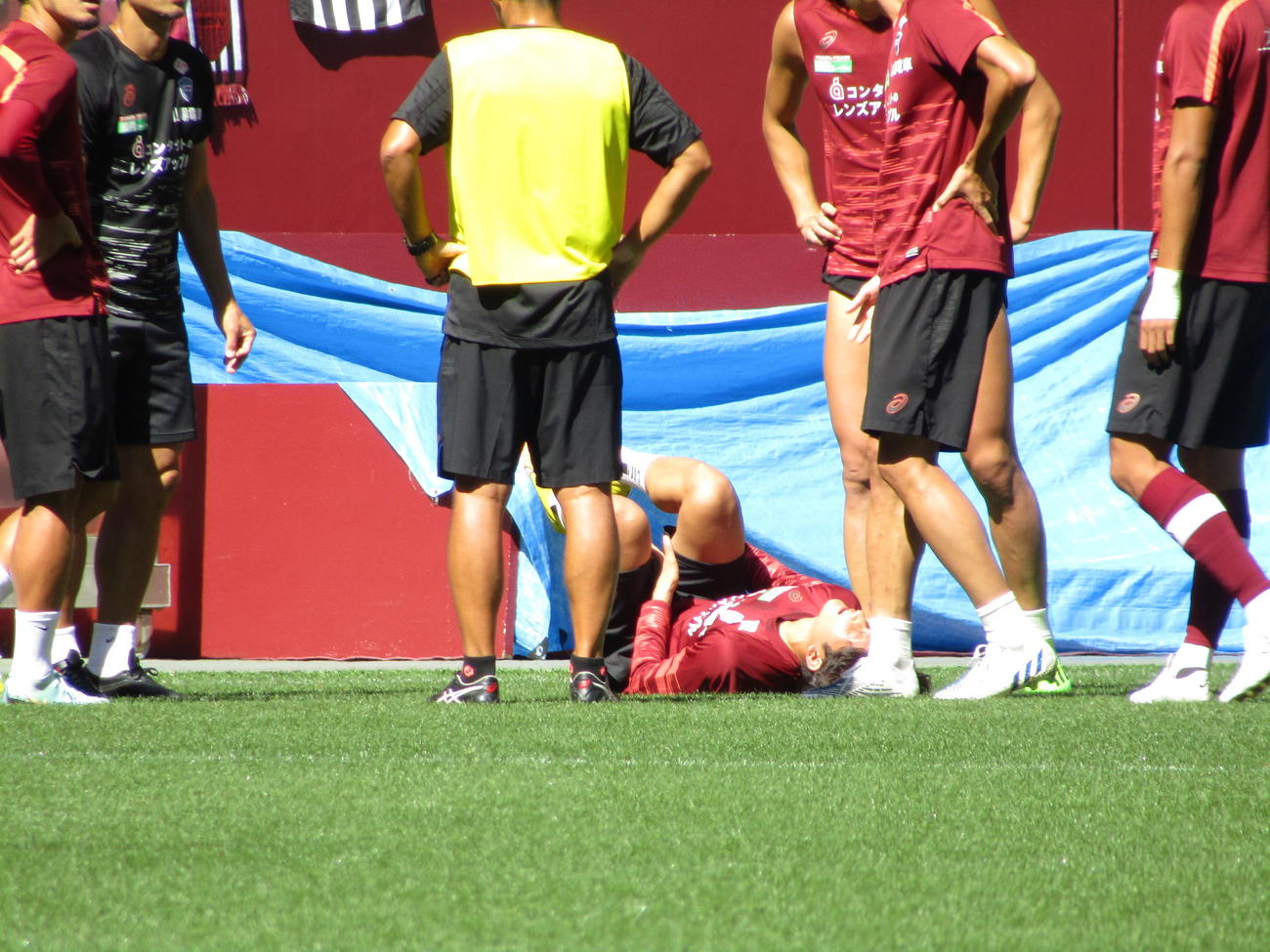 一般公開された練習で紅白戦を行い、神戸飯野が右脚を負傷する