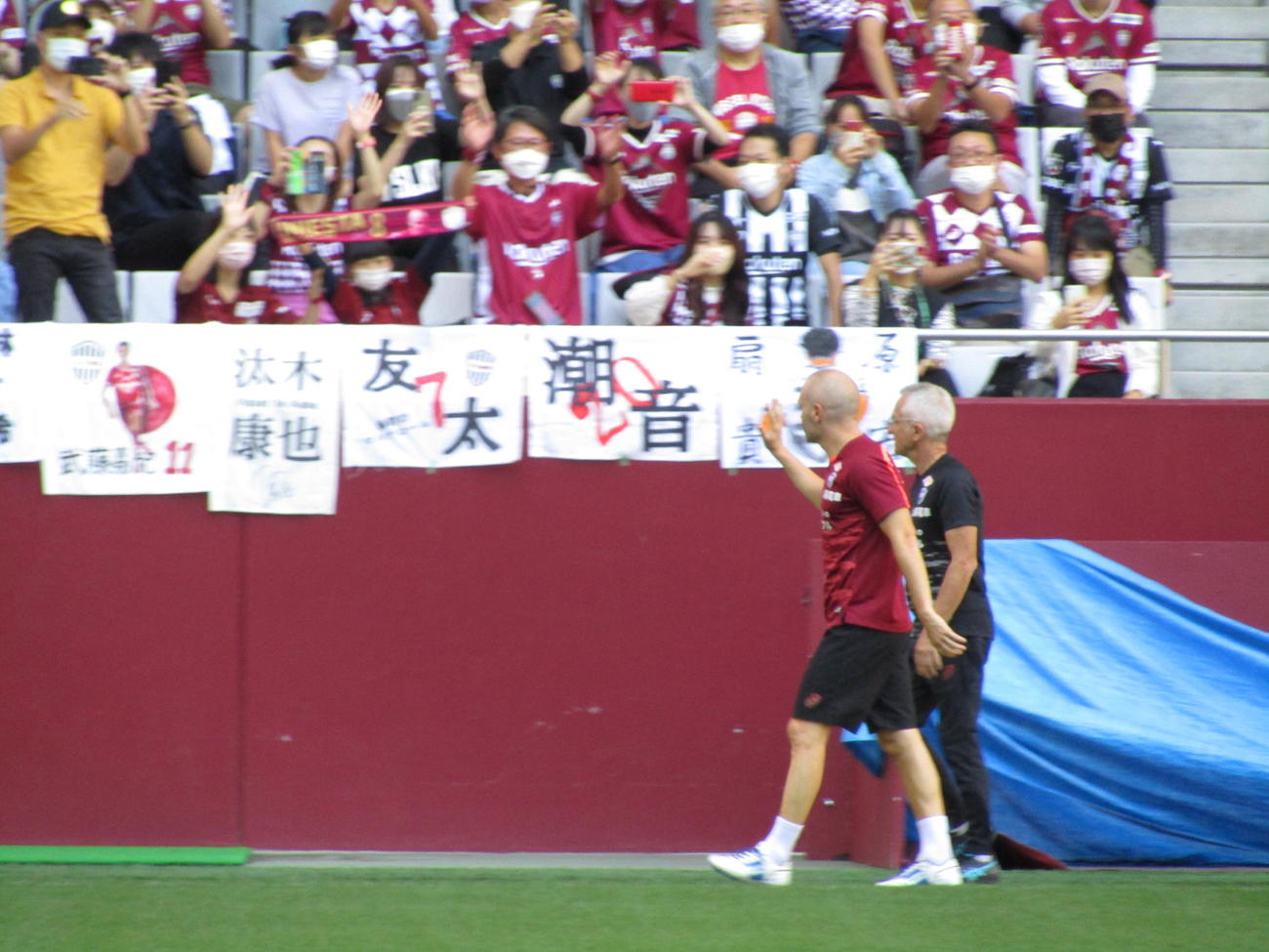 一般公開された練習で神戸イニエスタは会場の観客に手を振る