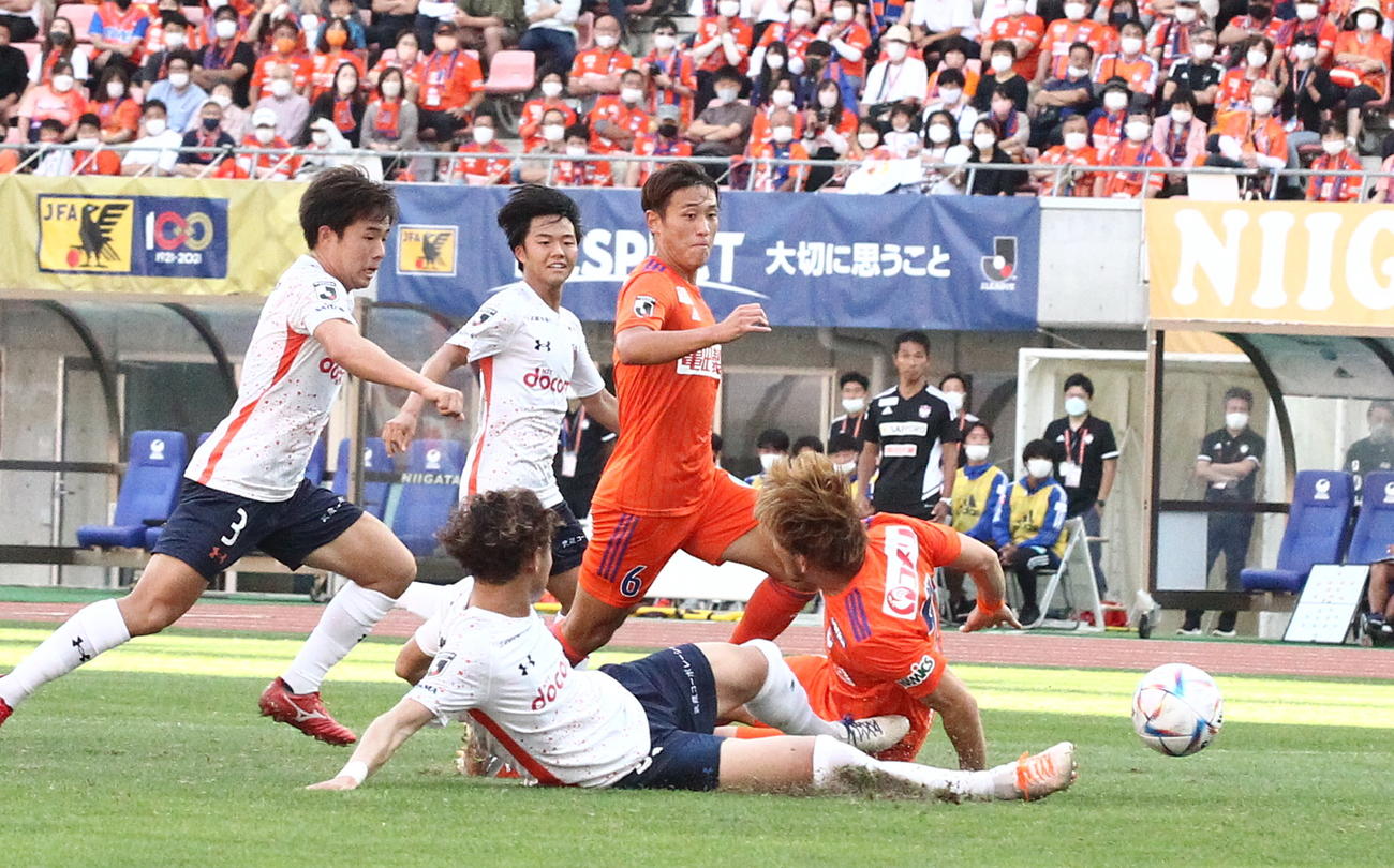 後半27分、ゴール中央に走り込み決勝点を決める秋山（中央）