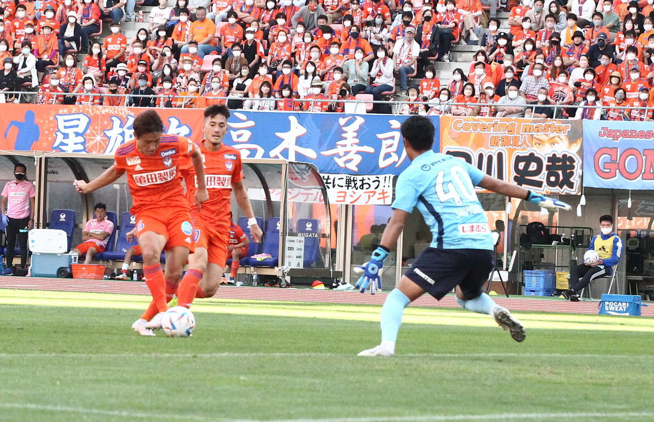 後半27分、ゴール中央から決勝点を決める秋山（左）