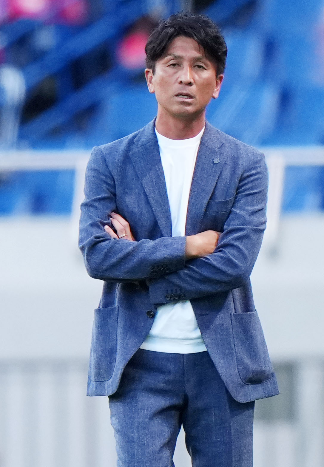 浦和対C大阪　前半、試合を見つめる小菊監督（撮影・横山健太）