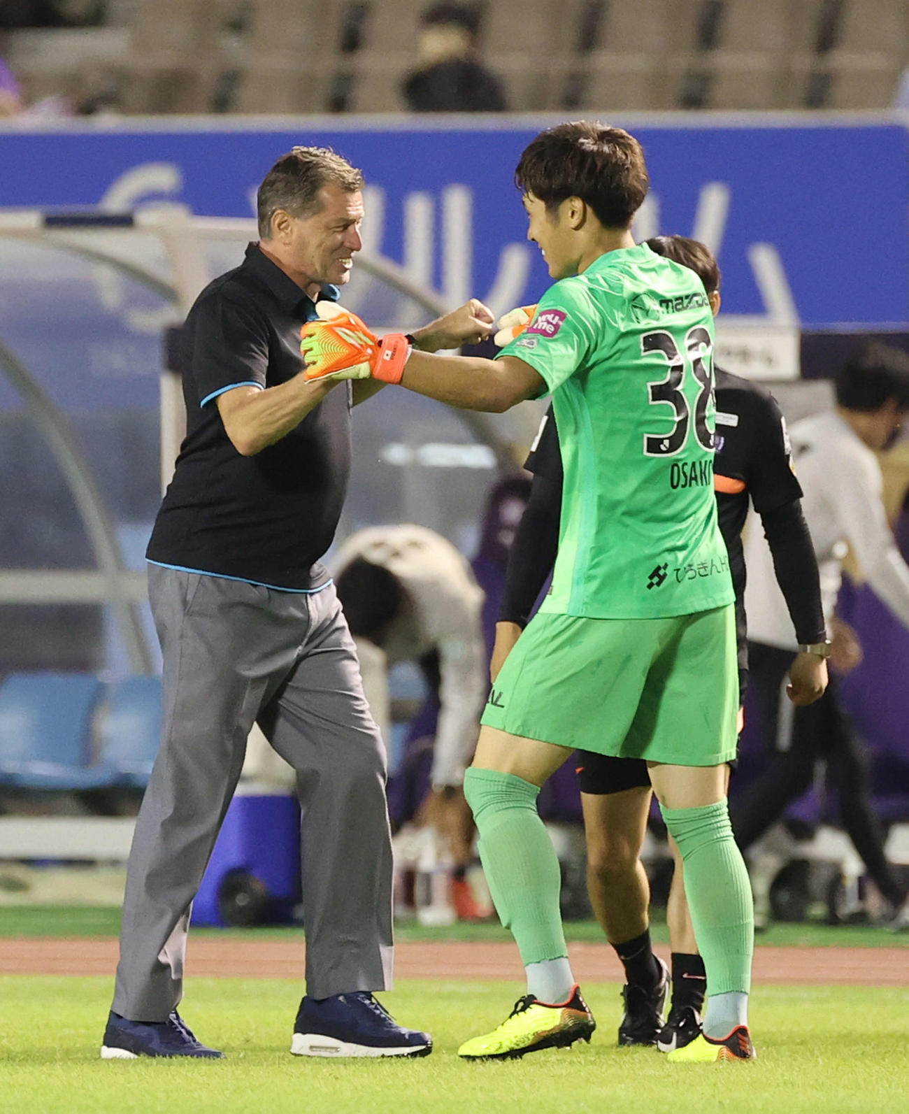 ルヴァン杯広島対福岡　決勝進出を決め、喜ぶ広島スキッベ監督（左）と広島GK大迫（撮影・加藤孝規）