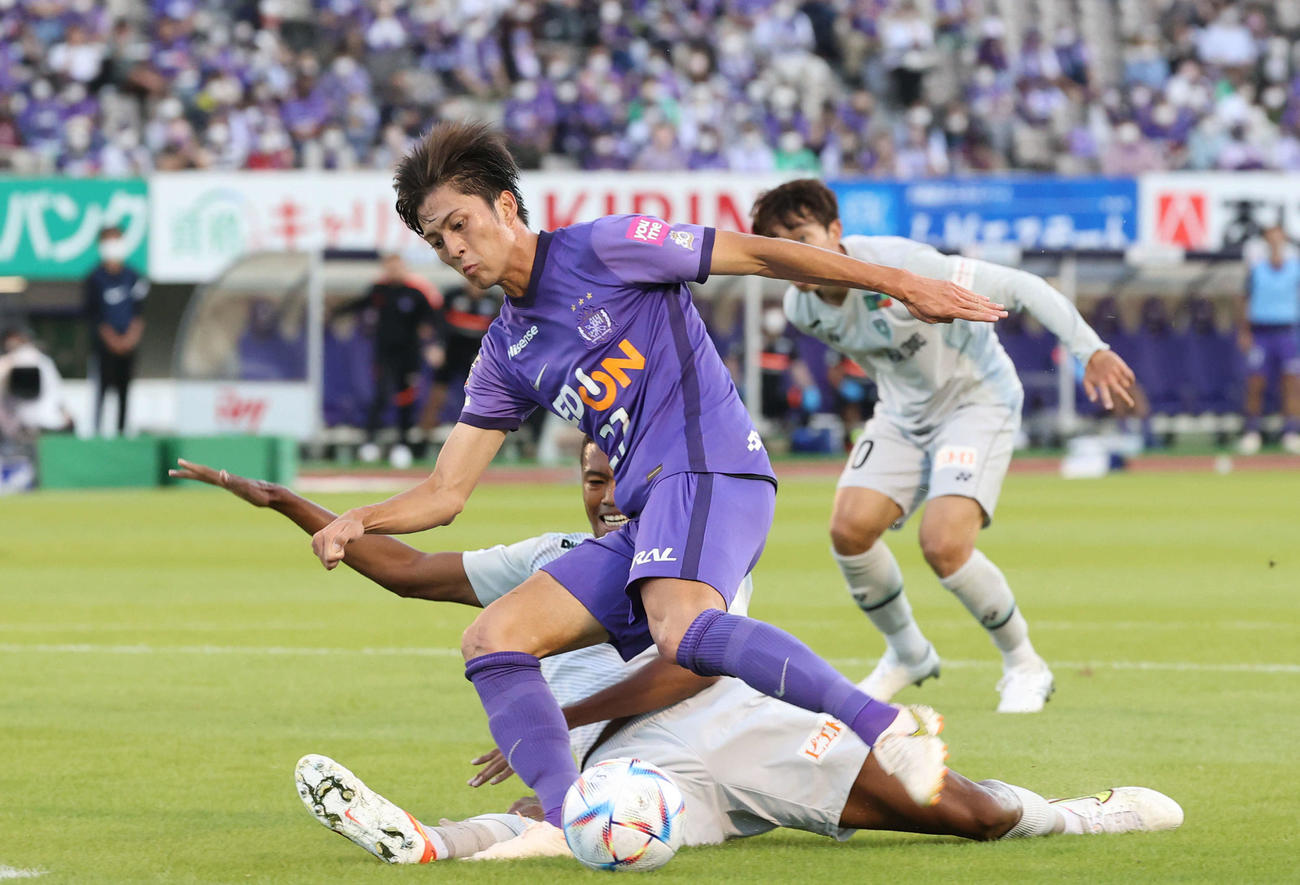 ルヴァン杯広島対福岡　前半　広島川村のシュートは決まらず（撮影・加藤孝規）