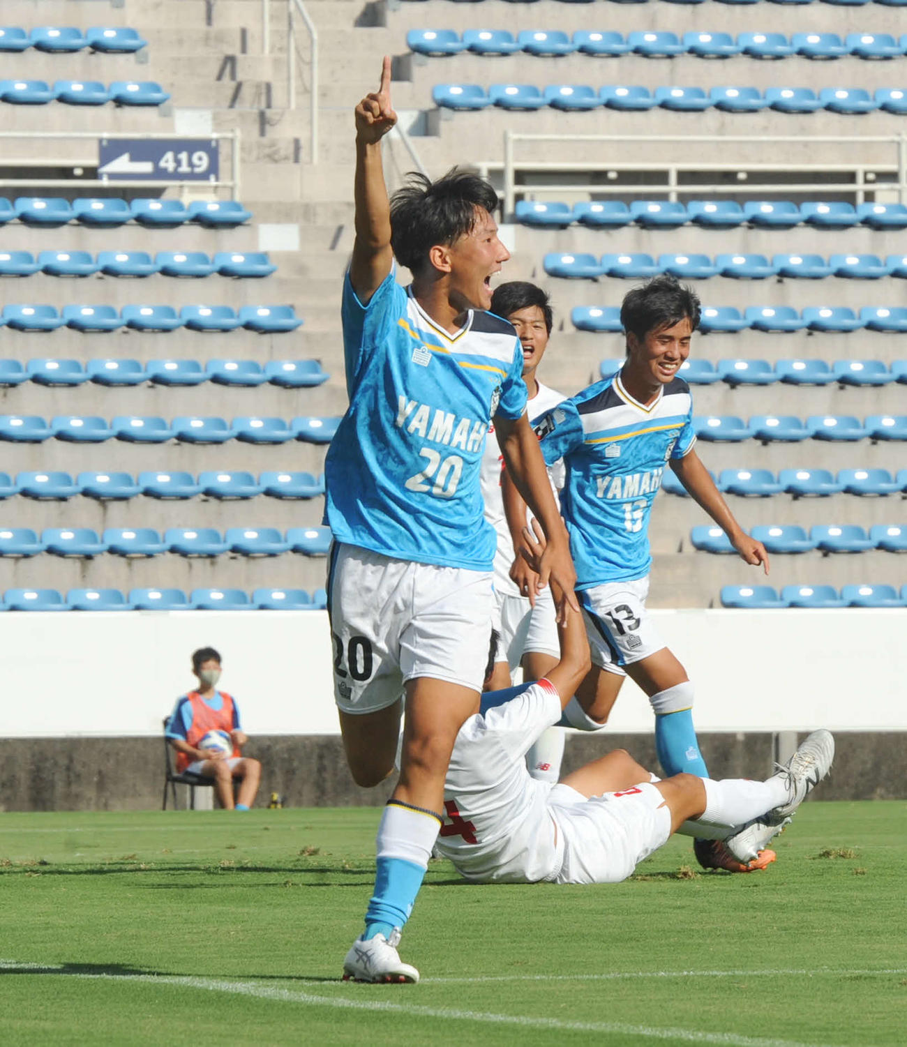 先制ゴールを決め、ベンチに向けてアピールする磐田U－18の船橋（手前）