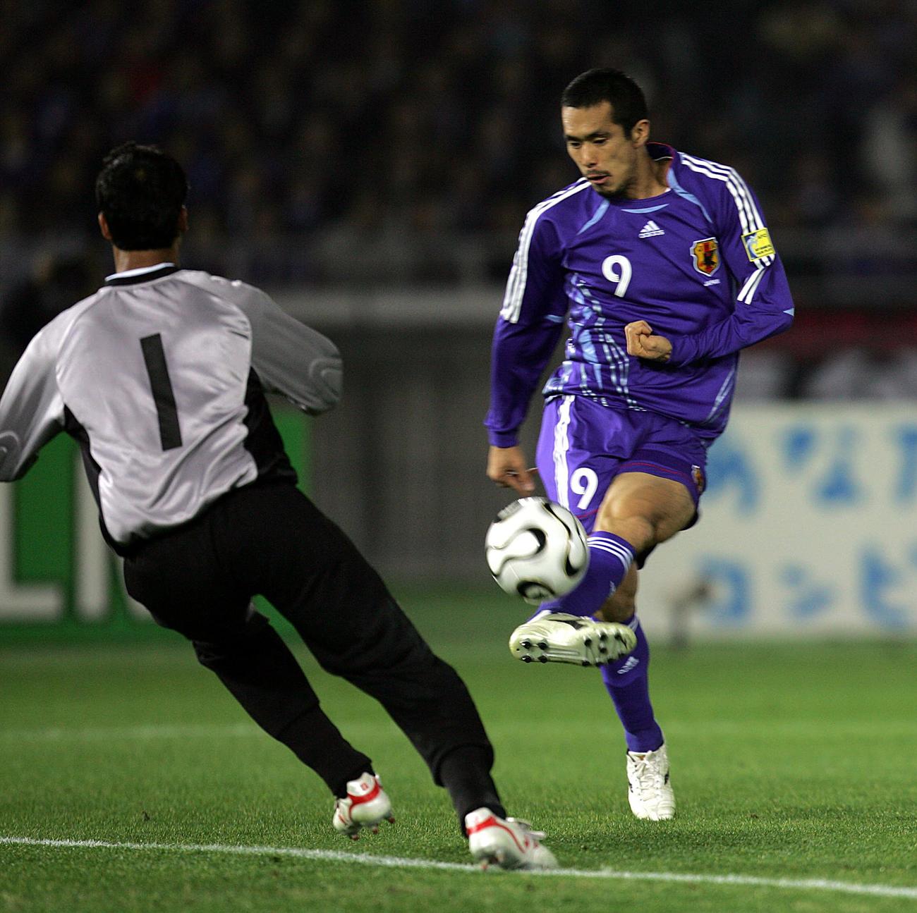 左足でゴールを決める久保竜彦＝2006年2月22日