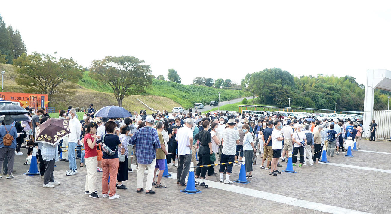 飲料水配布を待つ市民で、長蛇の列ができた
