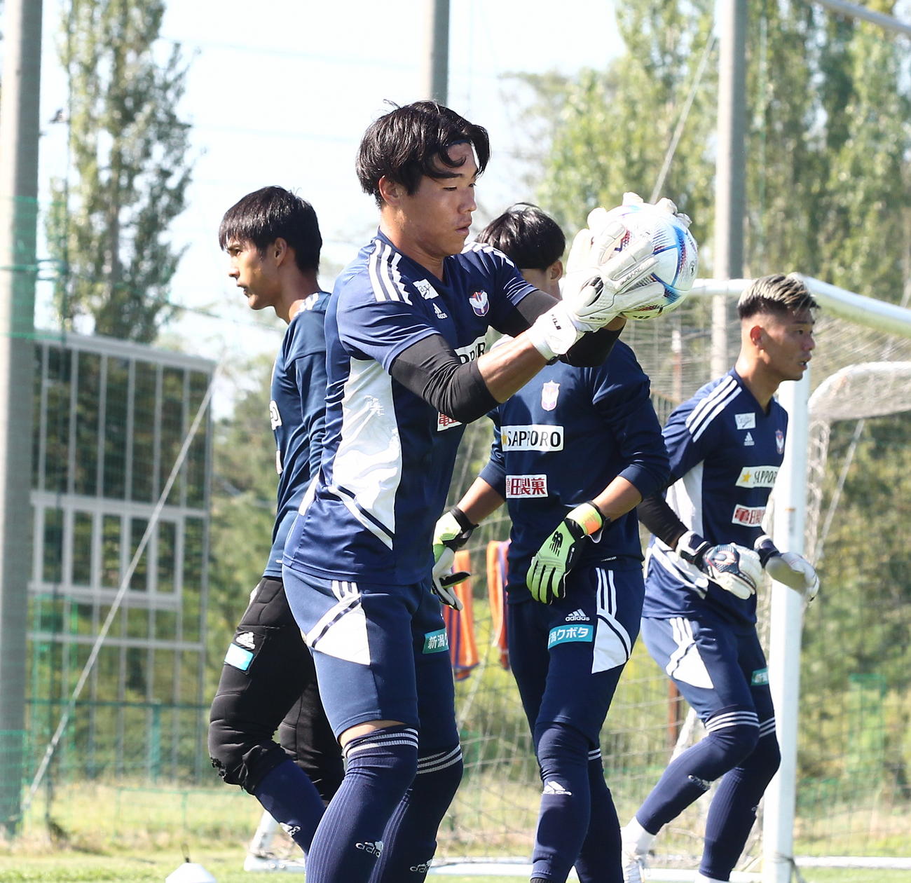 山形戦の前日練習でボールをキャッチする小島