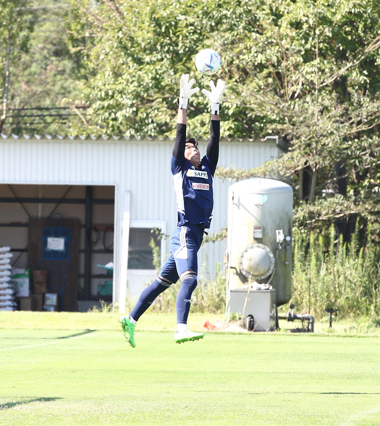 山形戦の前日練習でクロスをキャッチする小島
