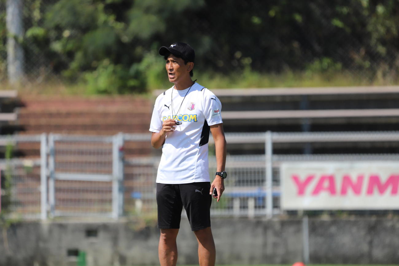 湘南戦に向けた練習を見守るC大阪小菊監督（C）CEREZO OSAKA