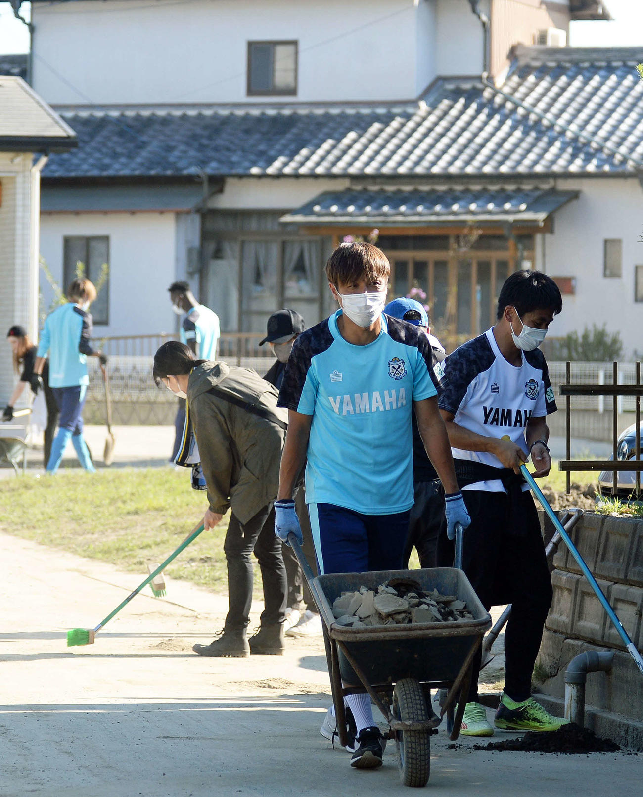 磐田市の豪雨被害地区で清掃ボランティアをする磐田の遠藤（手前）ら
