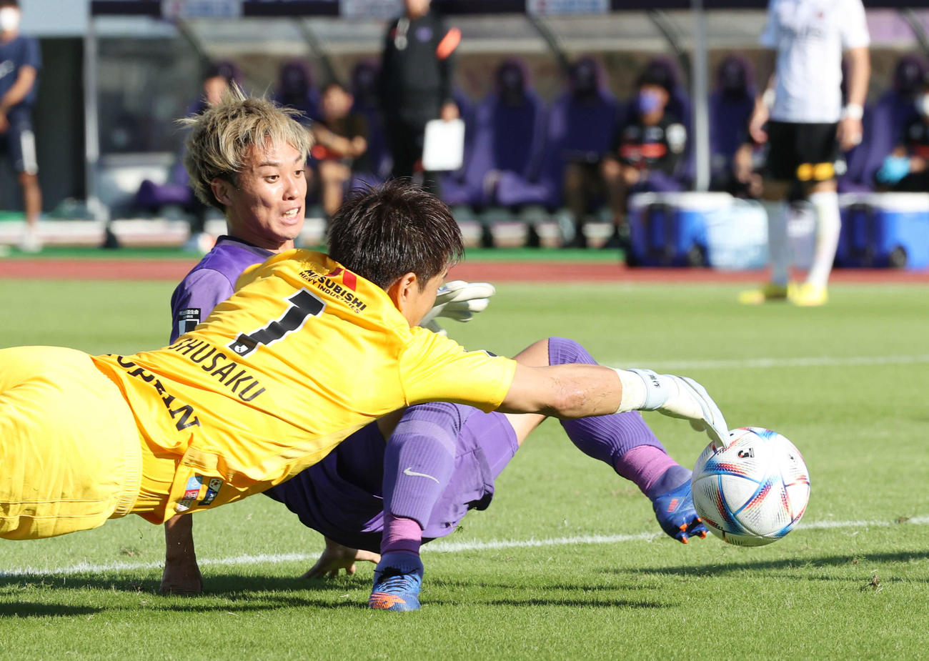 広島対浦和　前半　広島森島が先制ゴールを決める。手前は浦和GK西川（撮影・加藤孝規）