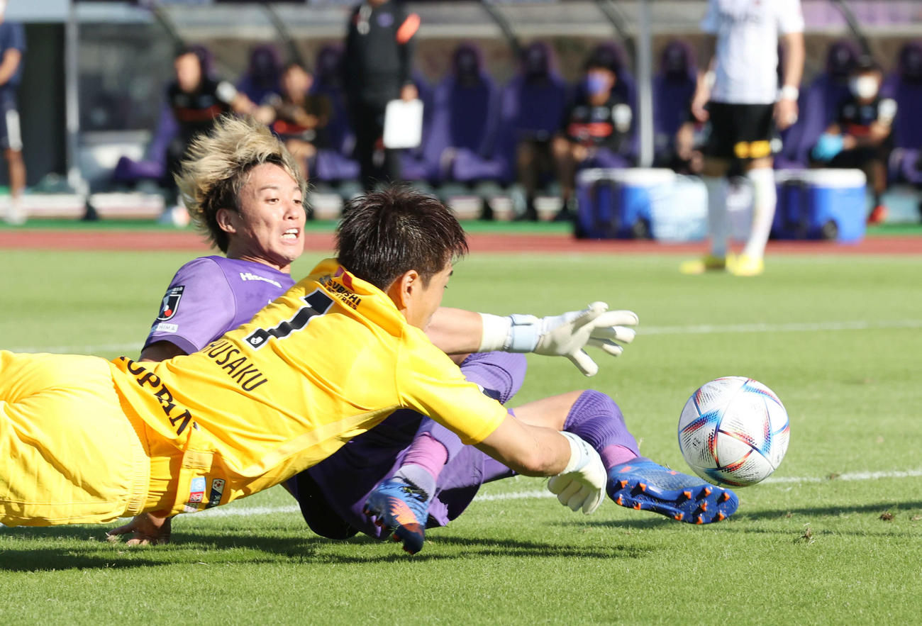 広島対浦和　前半　広島森島が先制ゴールを決める。手前は浦和GK西川（撮影・加藤孝規）